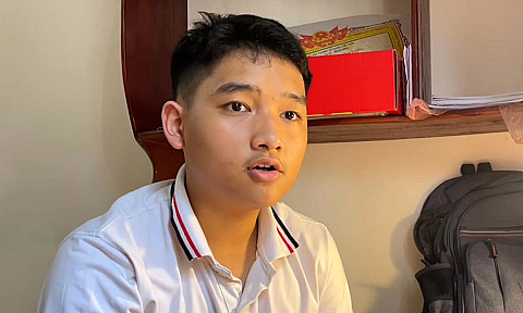 Nam sinh chăm mẹ bị liệt giành giải nhất Vật lý