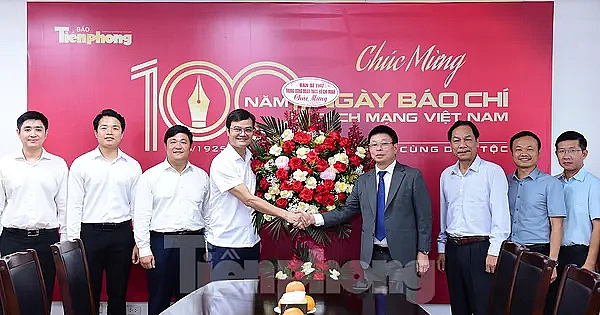 Bí thư thứ nhất Trung ương Đoàn chúc mừng Báo Tiền Phong dịp kỷ niệm 100 năm Ngày Báo chí Cách mạng Việt Nam