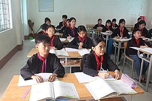 Chính sách miễn học phí: Học sinh vùng khó khăn yên tâm tới trường