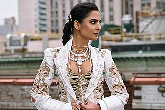 Con gái tỷ phú giàu nhất châu Á đeo trang sức 150 triệu USD dự Met Gala