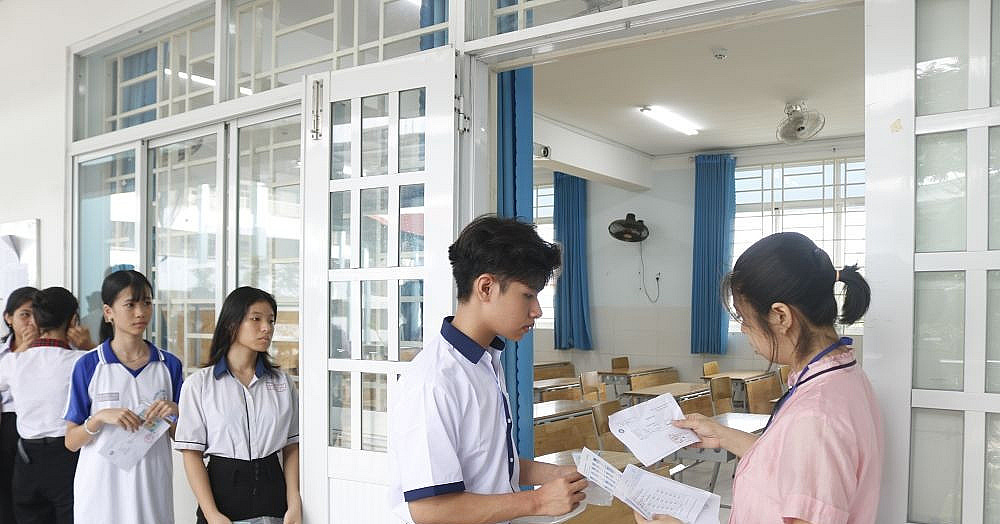Đề thi chính thức môn Toán vào lớp 10 tỉnh Bình Dương năm 2025