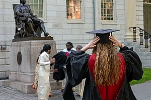 Dừng cấp visa cho du học sinh Harvard
