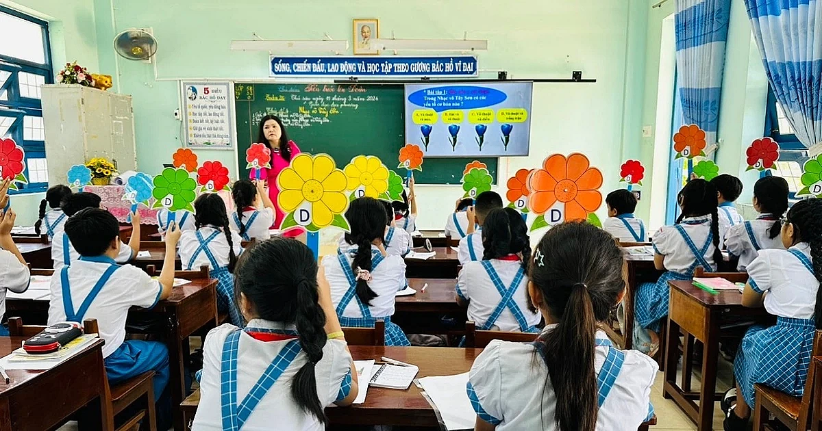 Giao chủ tịch UBND tỉnh phê duyệt tài liệu GD địa phương là phù hợp với thực tế