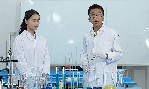 Học sinh làm sạch nước thải từ pin cũ