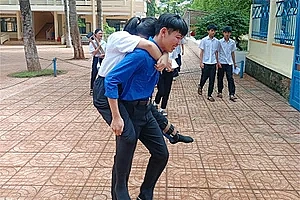 Học trò lớp 11 cõng thí sinh đến phòng thi đúng giờ