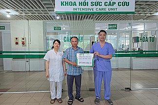 Hơn 322 triệu đồng từ bạn đọc giúp bé trai dân tộc Mông vượt qua tử thần