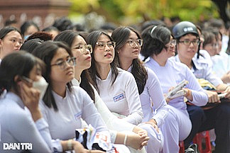 Miễn học phí và những cải cách lớn hơn phía trước