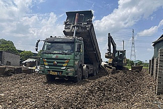 Phát hiện chôn lấp trái phép chất thải công nghiệp ở Hưng Yên