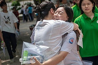 Phụ huynh òa khóc ôm con gái khi nghe “con làm được rồi”