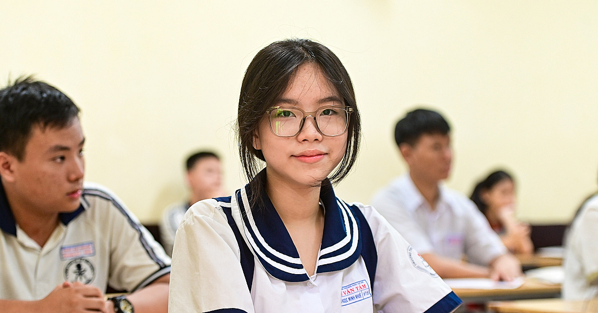 Thí sinh thi lớp 10 TPHCM giảm kỷ lục, đề thi khác biệt thách thức học sinh