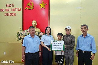 Trao hơn 213 triệu đồng tới gia đình cháu bé bị lở loét khắp cơ thể