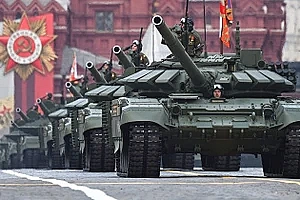 Xe tăng từ Lễ duyệt binh Chiến thắng ở Moskva tiến thẳng ra mặt trận